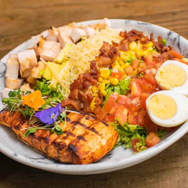 Salmón a la parrilla y ensalada Matriarca
